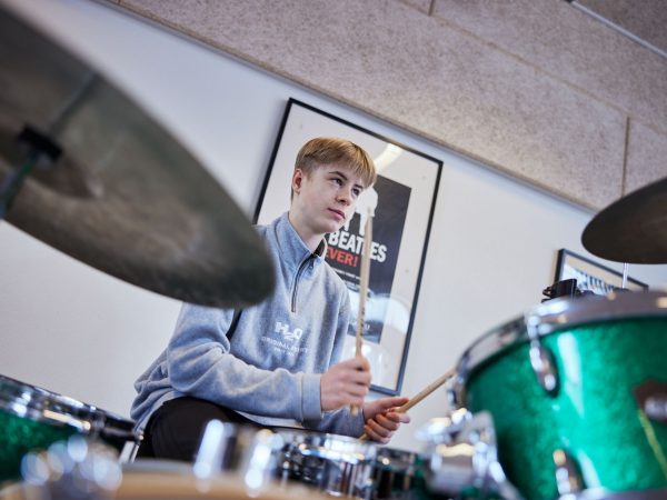 Musik på Balle Efterskoles musiklinje - Trommespiller