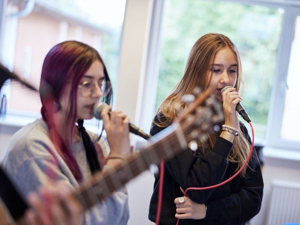 Musik på Balle Efterskoles musiklinje - Duo med mikrofoner