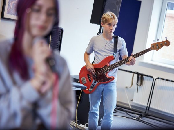 Musik på Balle Efterskoles musiklinje - Guitarist med rød guitar