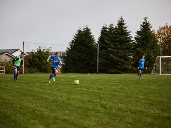 Fodboldtræning på Balle Efterskoles fodboldlinje - Løb med fodbold