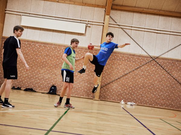 Håndbold på Balle Efterskoles håndboldlinje - Skud på mål i luften