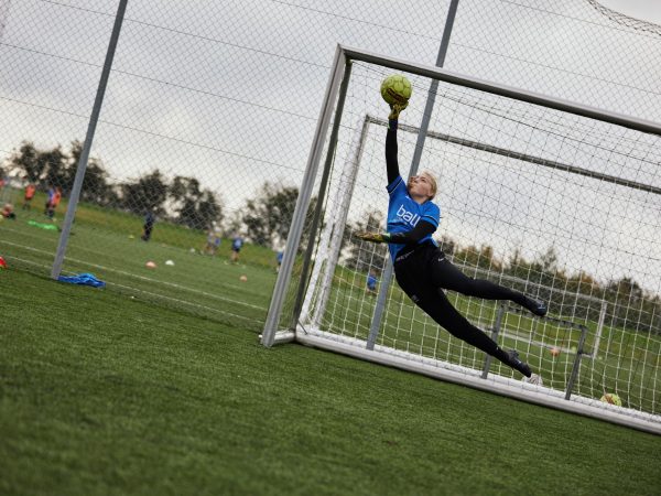 Fodboldtræning på Balle Efterskoles fodboldlinje - Målmand redder bolden